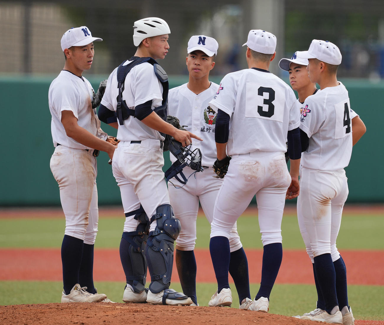平塚学園対佐日大　7回表平塚学園2死二塁、マウンドで話し合う洲永（中央）ら佐野日大ナイン（撮影・垰建太）