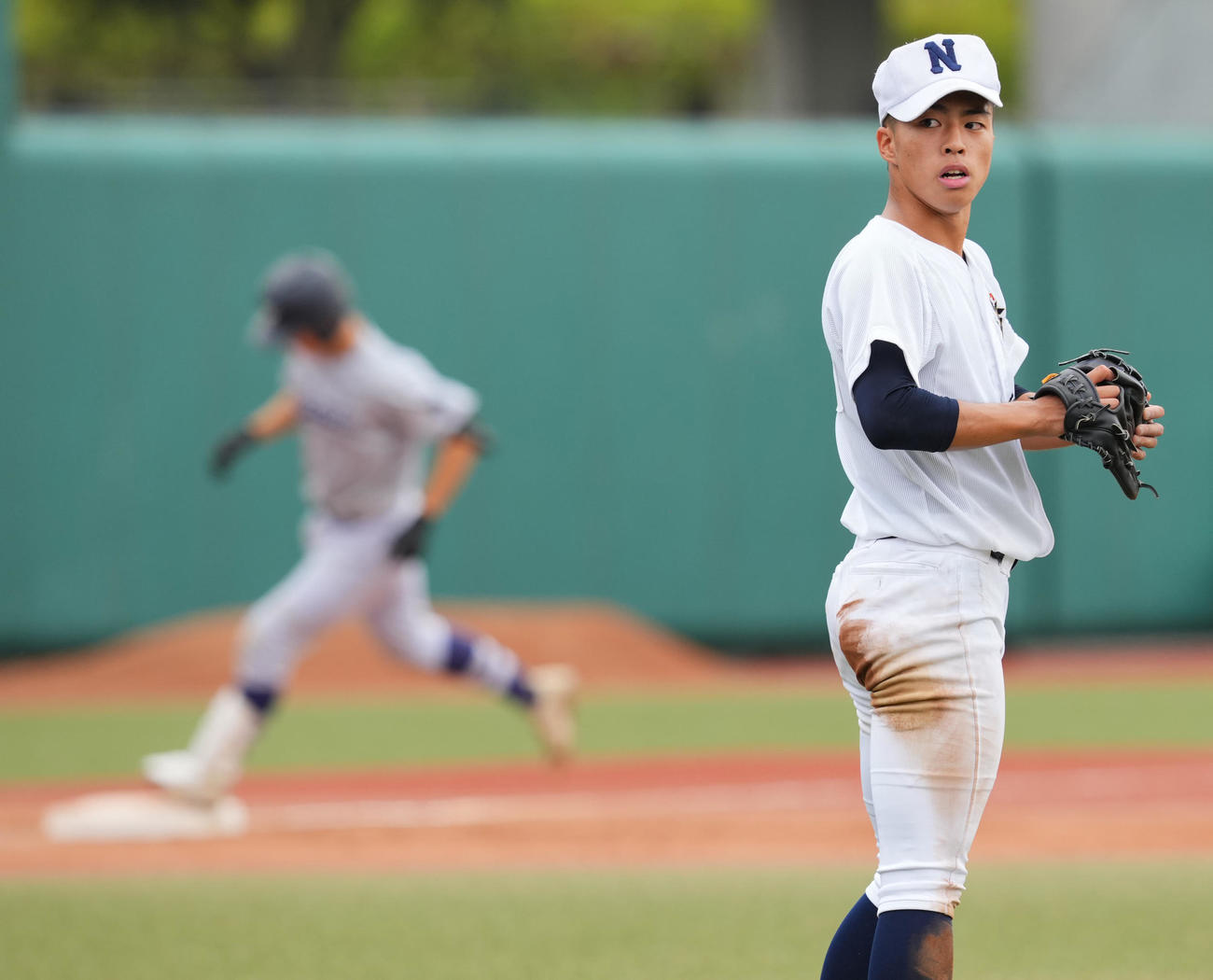 平塚学園対佐日大　7回表平塚学園2死二塁、武井（左）に2点本塁打を浴びぼうぜんとする洲永（撮影・垰建太）