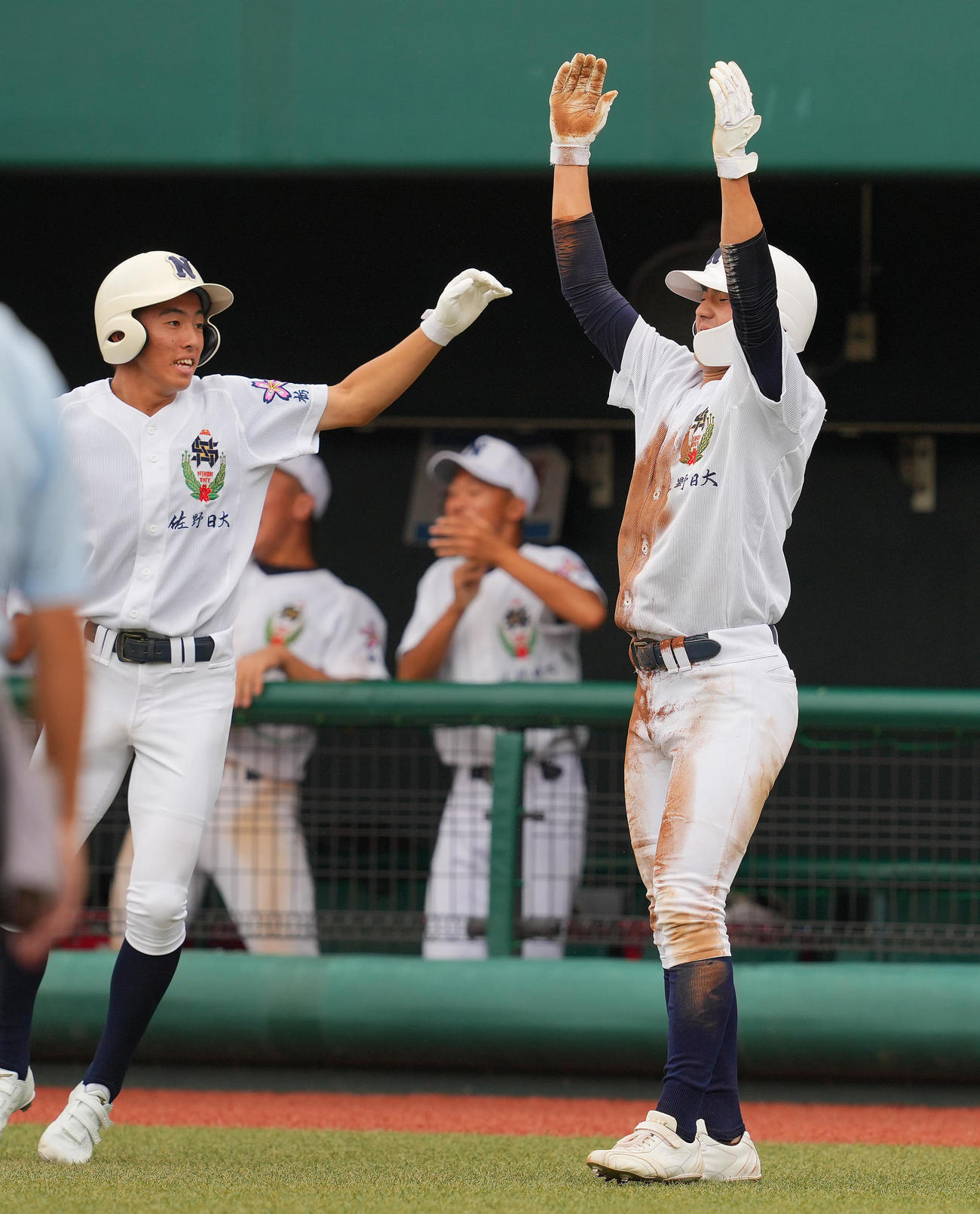 平塚学園対佐日大　8回裏佐野日大1死三塁、田崎のスクイズで生還しバンザイで喜ぶ和栗（右）（撮影・垰建太）