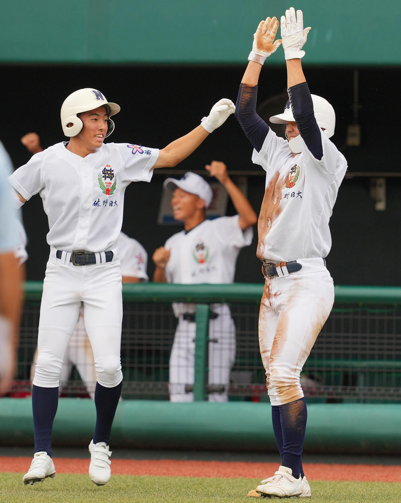 平塚学園対佐日大　8回裏佐野日大1死三塁、田崎のスクイズで生還しバンザイで喜ぶ和栗（右）（撮影・垰建太）