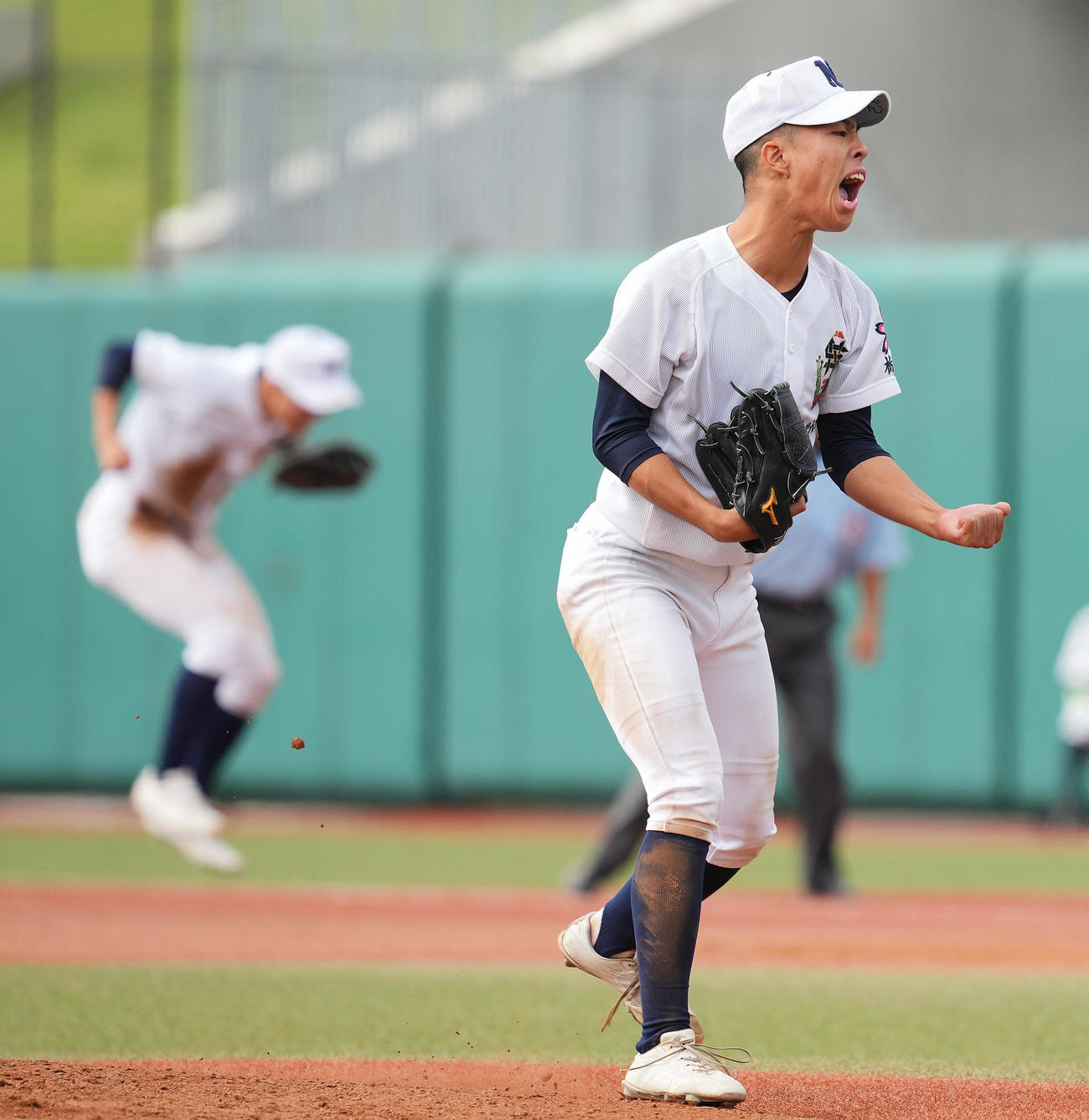 平塚学園対佐日大　完投で最後を締めた佐野日大・洲永はガッツポーズする（撮影・垰建太）