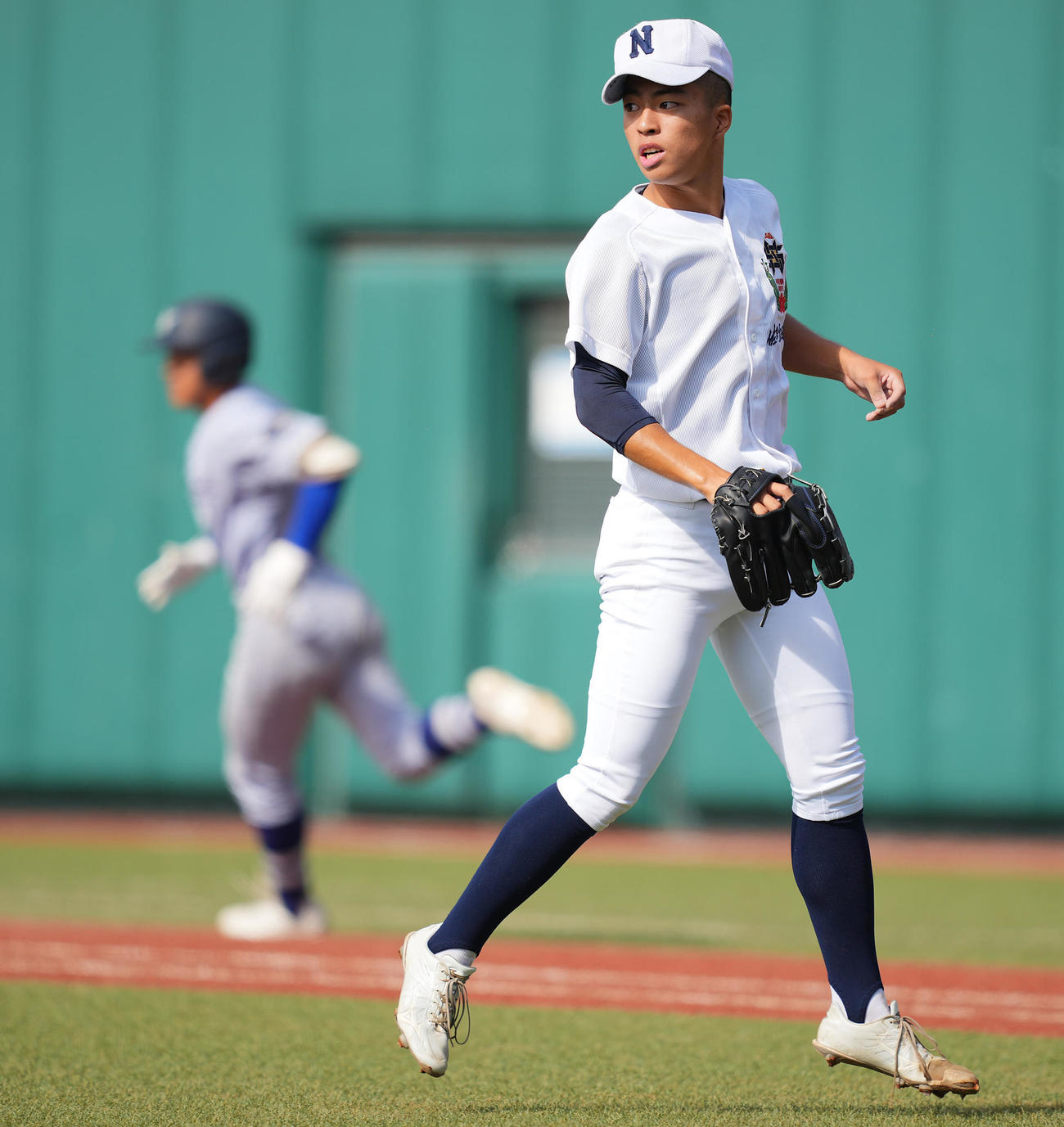 平塚学園対佐野日大1回表平塚学園2死二、三塁、木曽（左）に先制の適時打を許す洲永（撮影・垰建太）