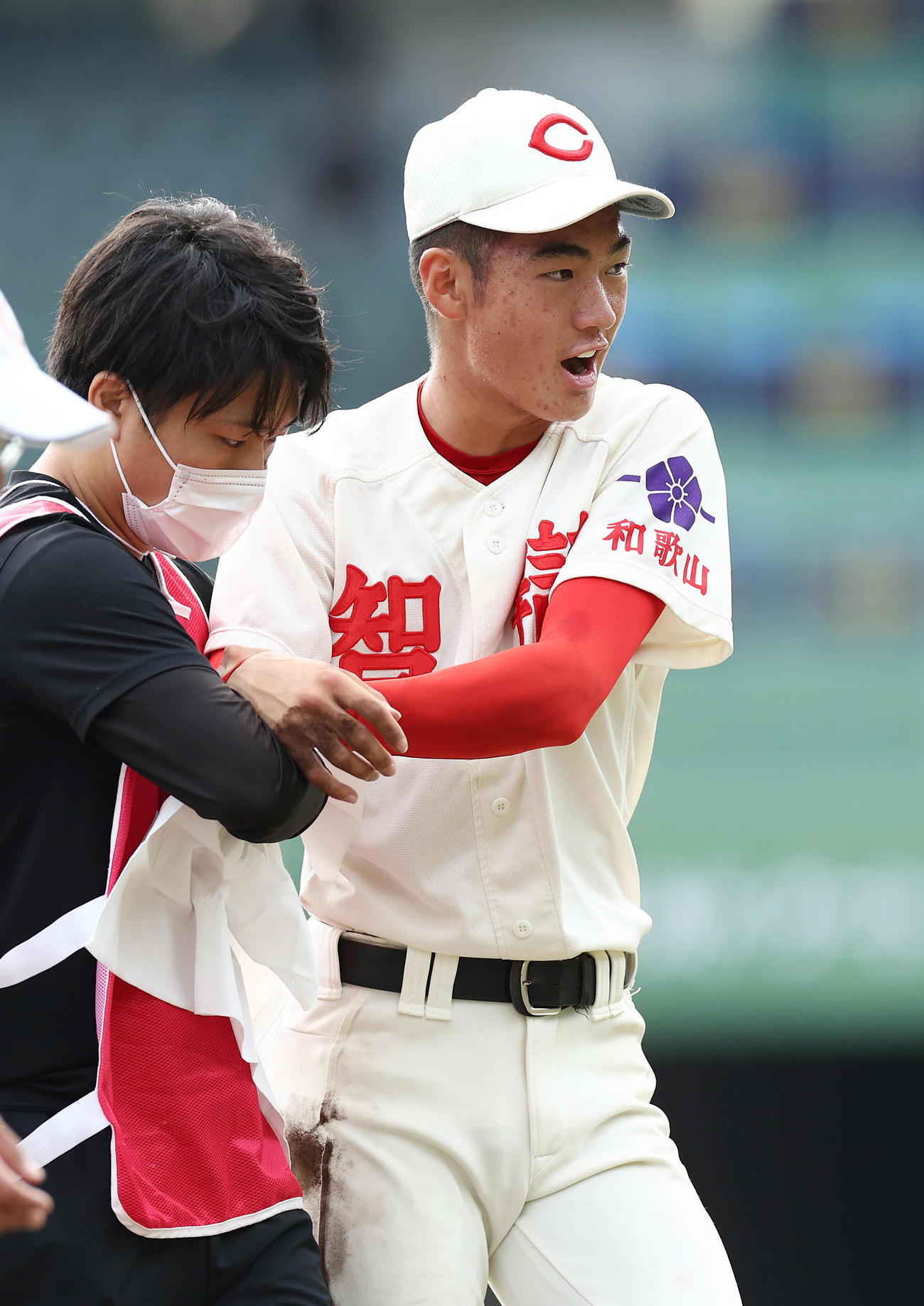 滋賀学園対智弁和歌山　6回表滋賀学園2死、守備で右肩を痛め、交代する遊撃手山田希（撮影・前田充）