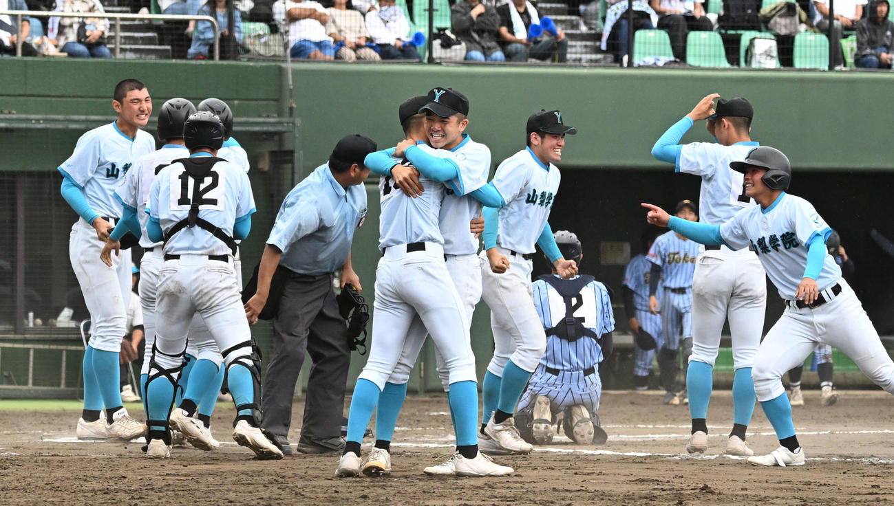 高校野球関東大会　山梨学院対東海大相模　タイブレークの10回裏山梨学院無死満塁、サヨナラ勝ちを決め歓喜する山梨学院ナイン（撮影・千葉一成）