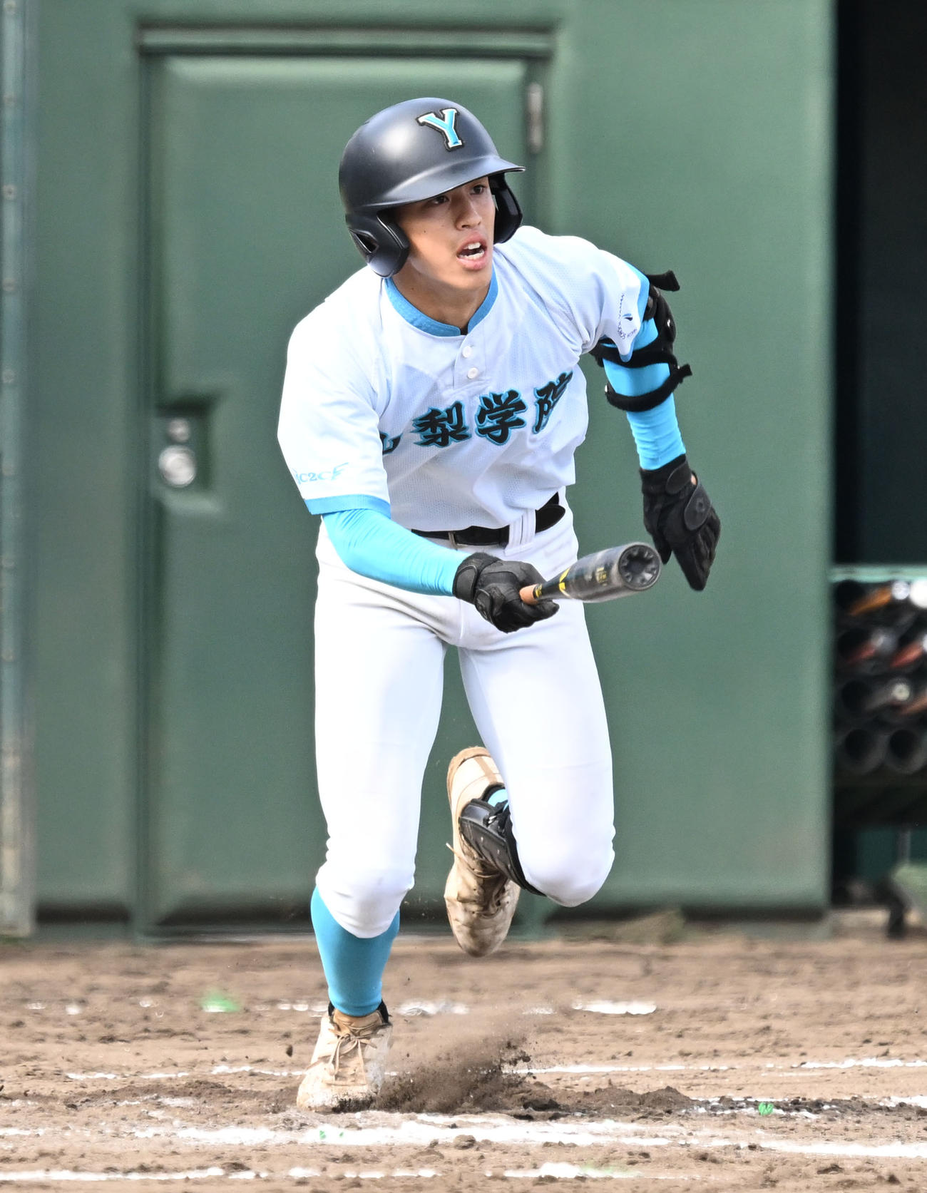 高校野球関東大会　山梨学院対東海大相模　2回裏山梨学院2死、二塁、平野が右前に先制適時打を放つ（撮影・千葉一成）
