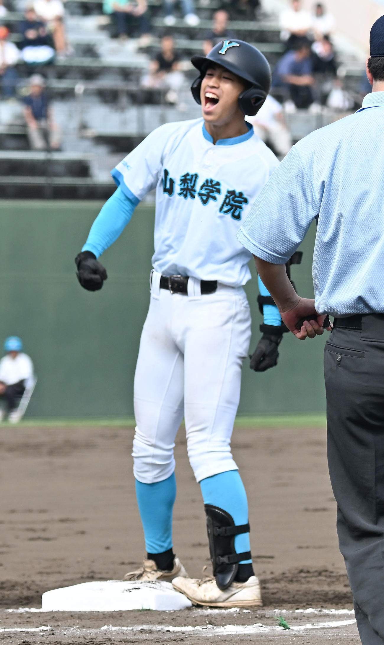 高校野球関東大会　山梨学院対東海大相模　2回裏山梨学院2死、二塁、先制適時打を放ち雄たけびを上げる平野（撮影・千葉一成）