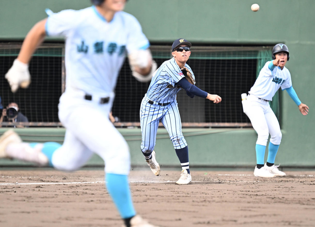 高校野球関東大会　山梨学院対東海大相模　4回裏山梨学院無死二塁、田村の送りバントを一塁に送球する三塁手日賀（撮影・千葉一成）