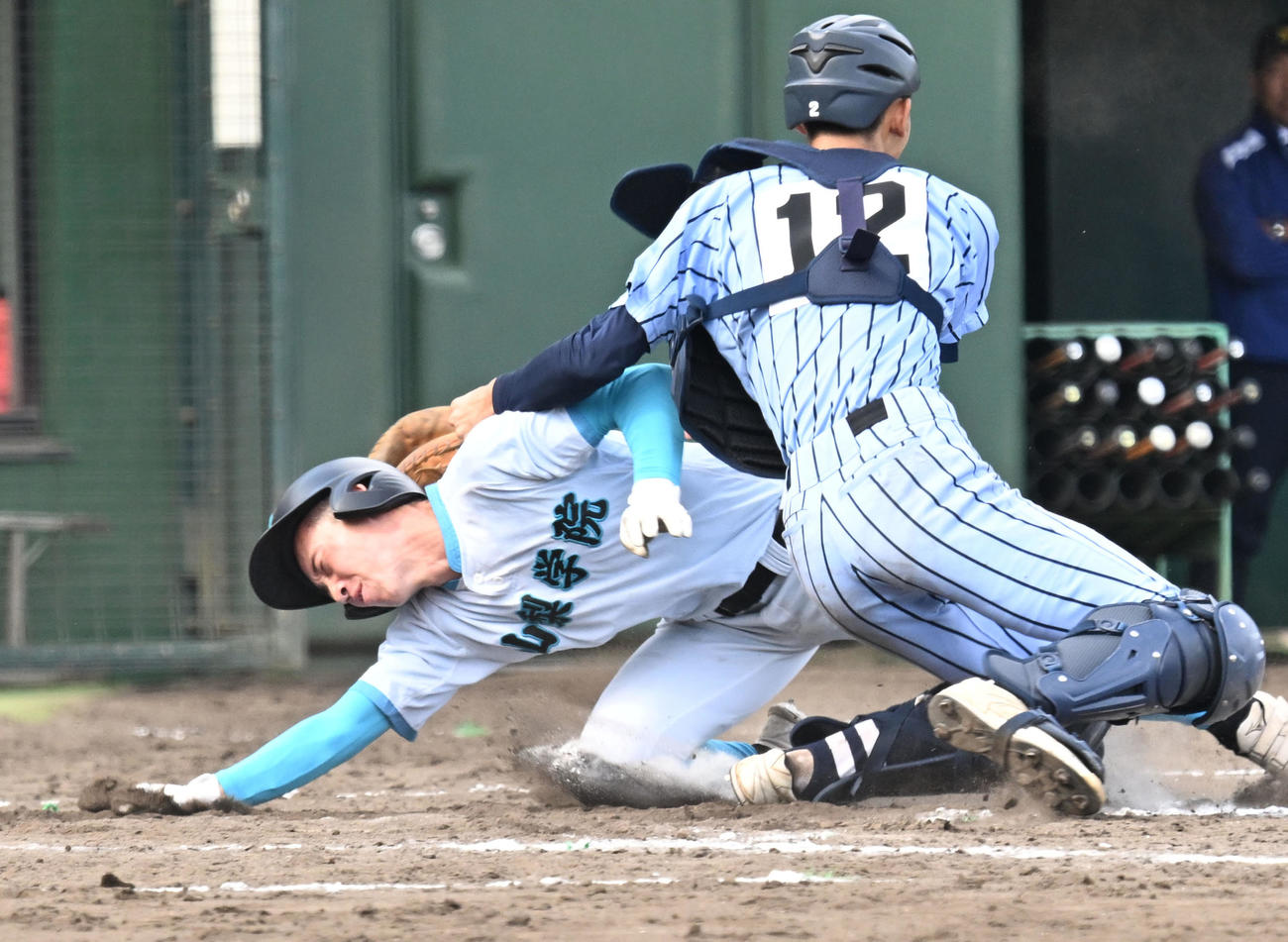高校野球関東大会　山梨学院対東海大相模　4回裏山梨学院1死三塁、梅村の右犠飛でホームを突く横山。捕手近藤（撮影・千葉一成）
