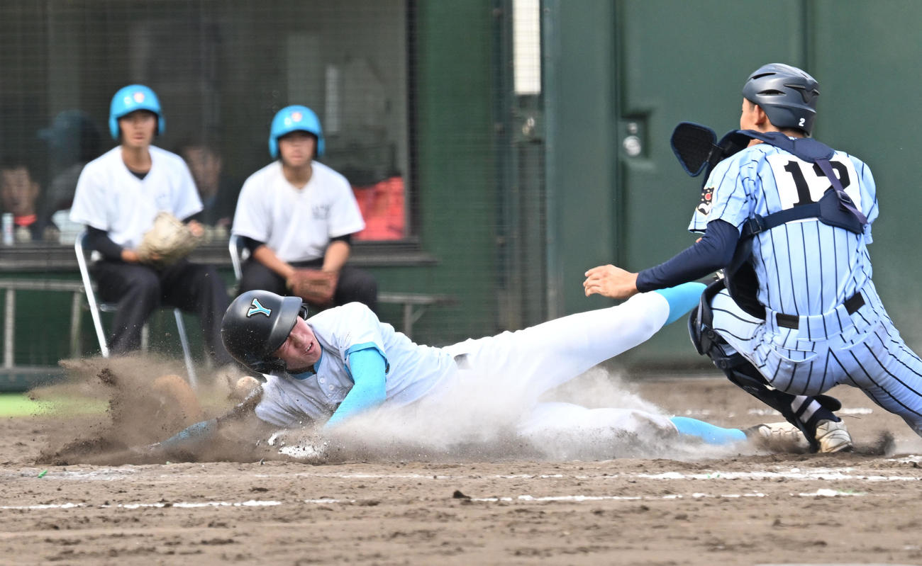 高校野球関東大会　山梨学院対東海大相模　4回裏山梨学院無死、中前に二塁打を放ち、ベンチに向かってガッツポーズする横山（撮影・千葉一成）