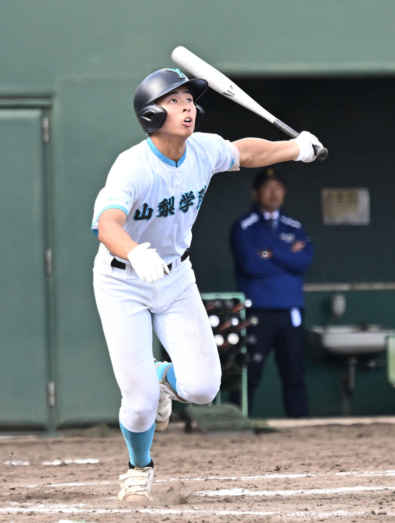 高校野球関東大会　山梨学院対東海大相模　4回裏山梨学院1死三塁、梅村が右犠飛を放つ（撮影・千葉一成）