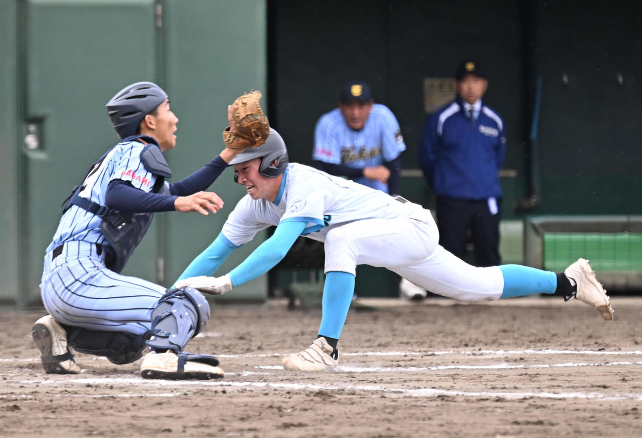 高校野球関東大会　山梨学院対東海大相模　6回裏山梨学院無死二塁、梅村の適時打で横山が生還。捕手近藤（撮影・千葉一成）
