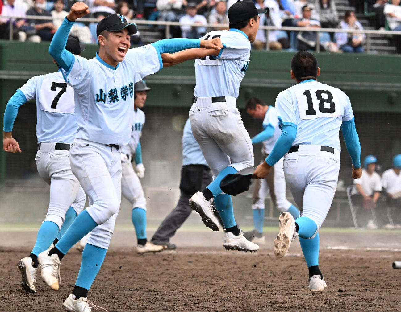 高校野球関東大会　山梨学院対東海大相模　タイブレークの10回裏山梨学院無死満塁、サヨナラ勝ちを決め歓喜する山梨学院ナイン（撮影・千葉一成）