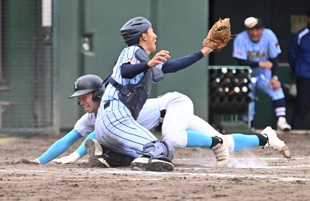 高校野球関東大会　山梨学院対東海大相模　6回裏山梨学院無死二塁、梅村の適時打で横山が生還する。捕手近藤（撮影・千葉一成）