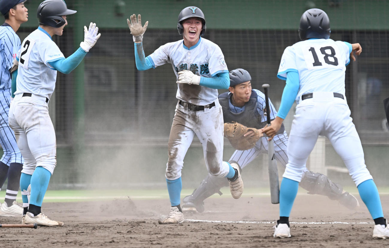 高校野球関東大会　山梨学院対東海大相模　6回裏山梨学院無死二塁、梅村団の適時打で生還し、喜ぶ横山（中央）（撮影・千葉一成）