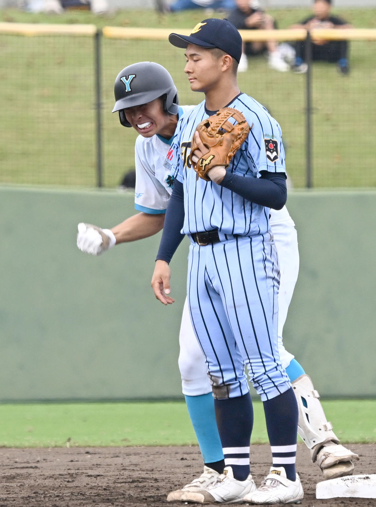 高校野球関東大会　山梨学院対東海大相模　6回裏山梨学院2死二塁、適時二塁打打を放ち拳を握りしめて喜ぶ平野。二塁手柴田（撮影・千葉一成）