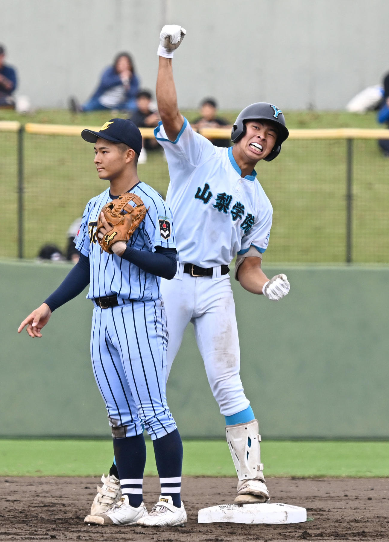 高校野球関東大会　山梨学院対東海大相模　6回裏山梨学院2死二塁、適時二塁打打を放ちガッツポーズで喜ぶ平野。二塁手柴田（撮影・千葉一成）