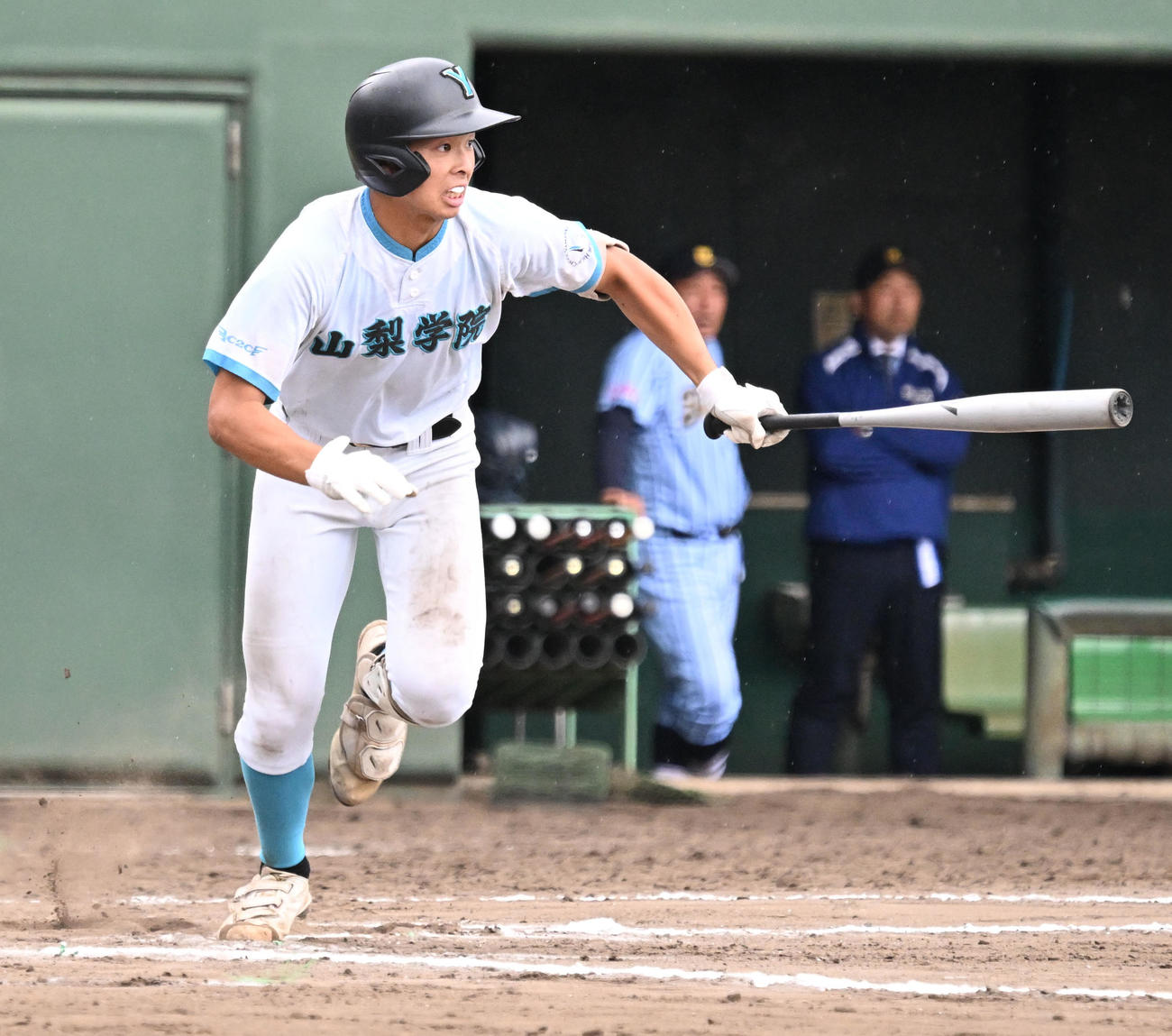 高校野球関東大会　山梨学院対東海大相模　タイブレークの10回裏山梨学院無死満塁、梅村が二塁手の野手選択を誘う安打を放つ（撮影・千葉一成）