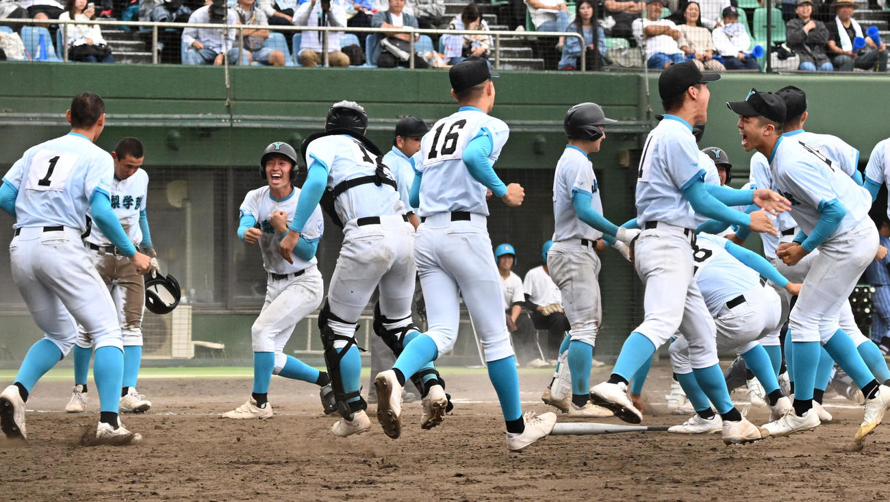 高校野球関東大会　山梨学院対東海大相模　タイブレークの10回裏山梨学院無死満塁、サヨナラ勝ちを決め歓喜する山梨学院ナイン（撮影・千葉一成）