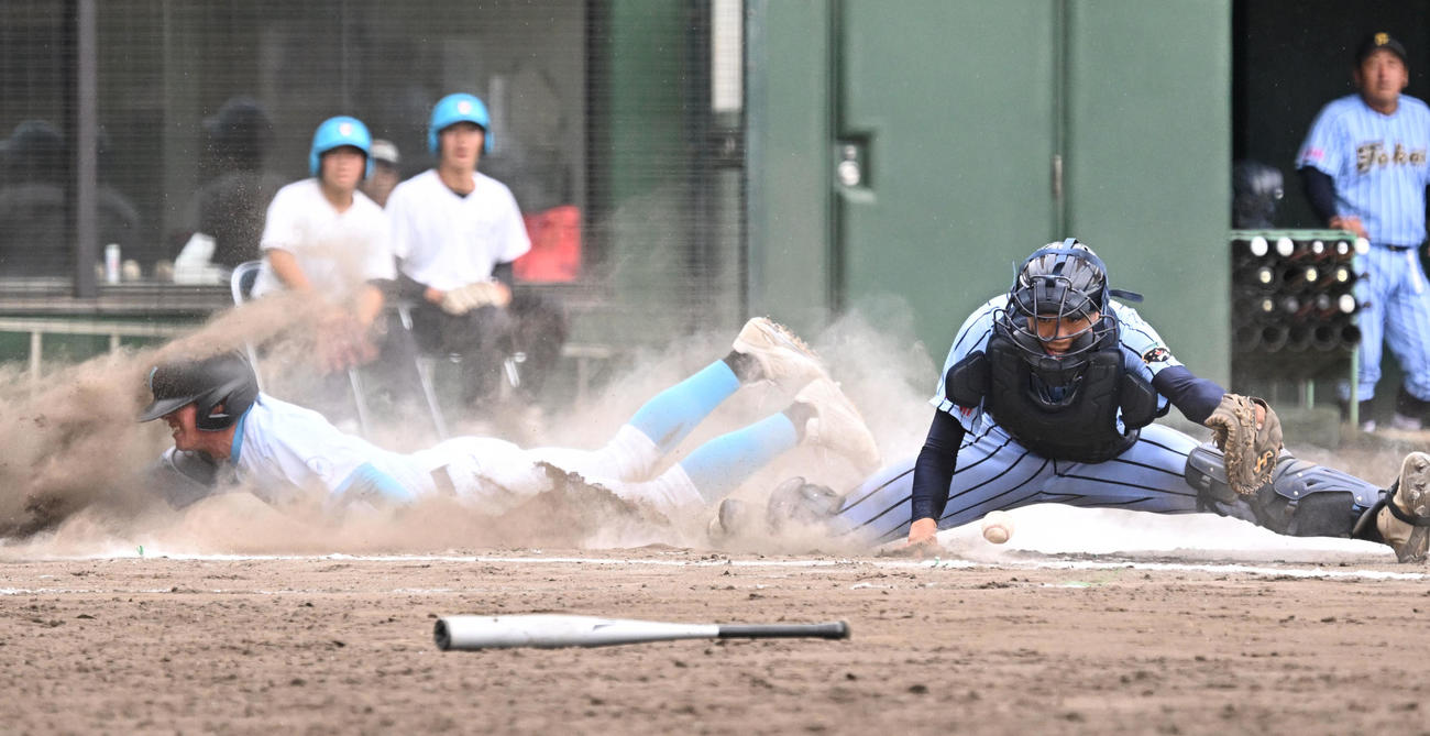 高校野球関東大会　山梨学院対東海大相模　タイブレークの10回裏山梨学院無死満塁、梅村の二塁手の野手選択を誘う安打の間に生還する小沢。捕手河田（撮影・千葉一成）