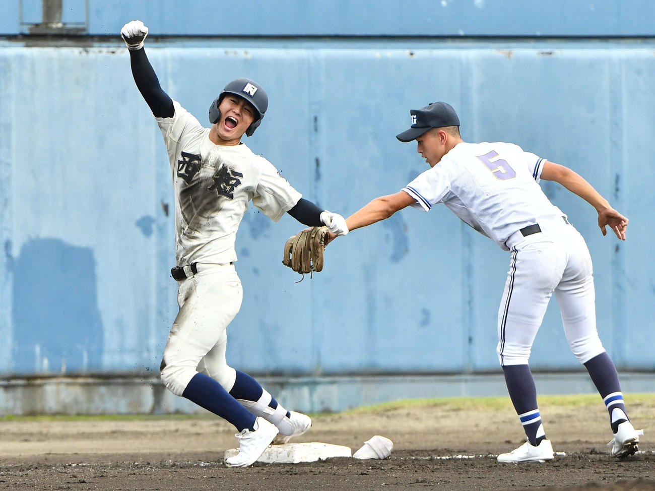 西日本短大付対聖心ウルスラ　2回表西日本短大付1死満塁、先制の左越え3点適時三塁打を放ち、ベンチに向かってガッツポーズする中野（撮影・岩下翔太）