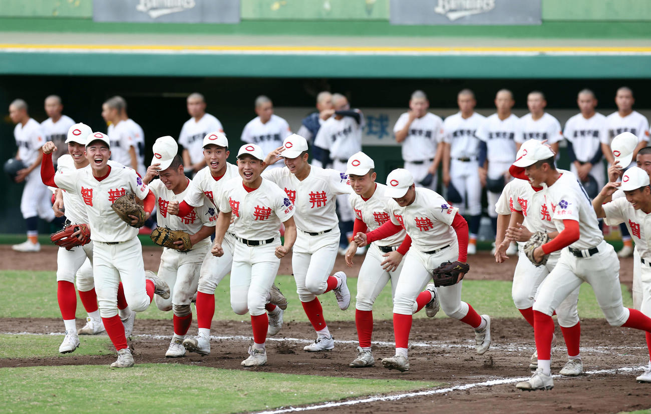 滋賀学園対智弁和歌山　滋賀学園に勝利し、応援席に向かって駆け出す智弁和歌山ナイン（撮影・前田充）