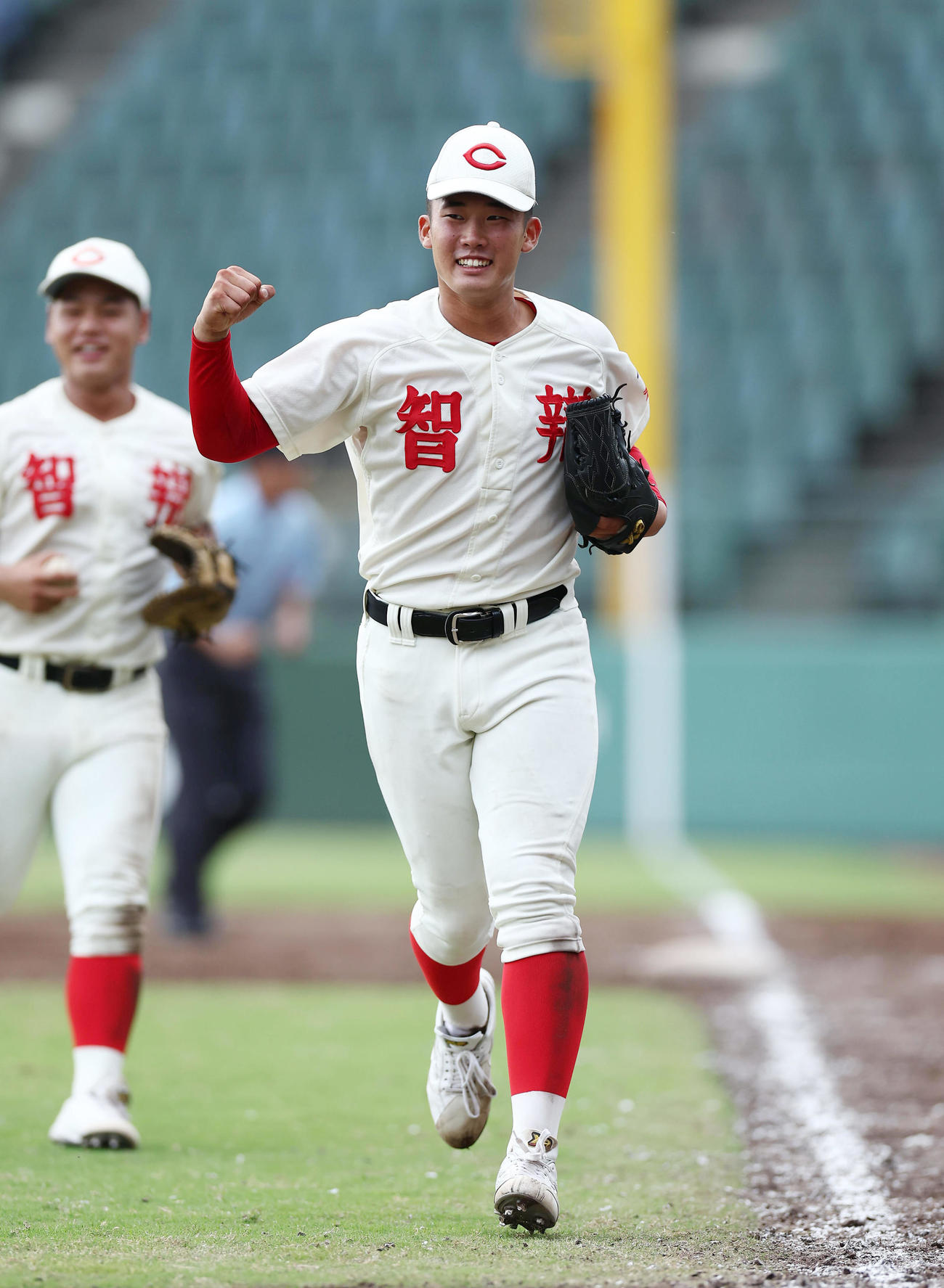 滋賀学園対智弁和歌山　9回表、最後の打者を打ち取り、笑顔でガッツポーズする智弁和歌山・渡辺（撮影・前田充）