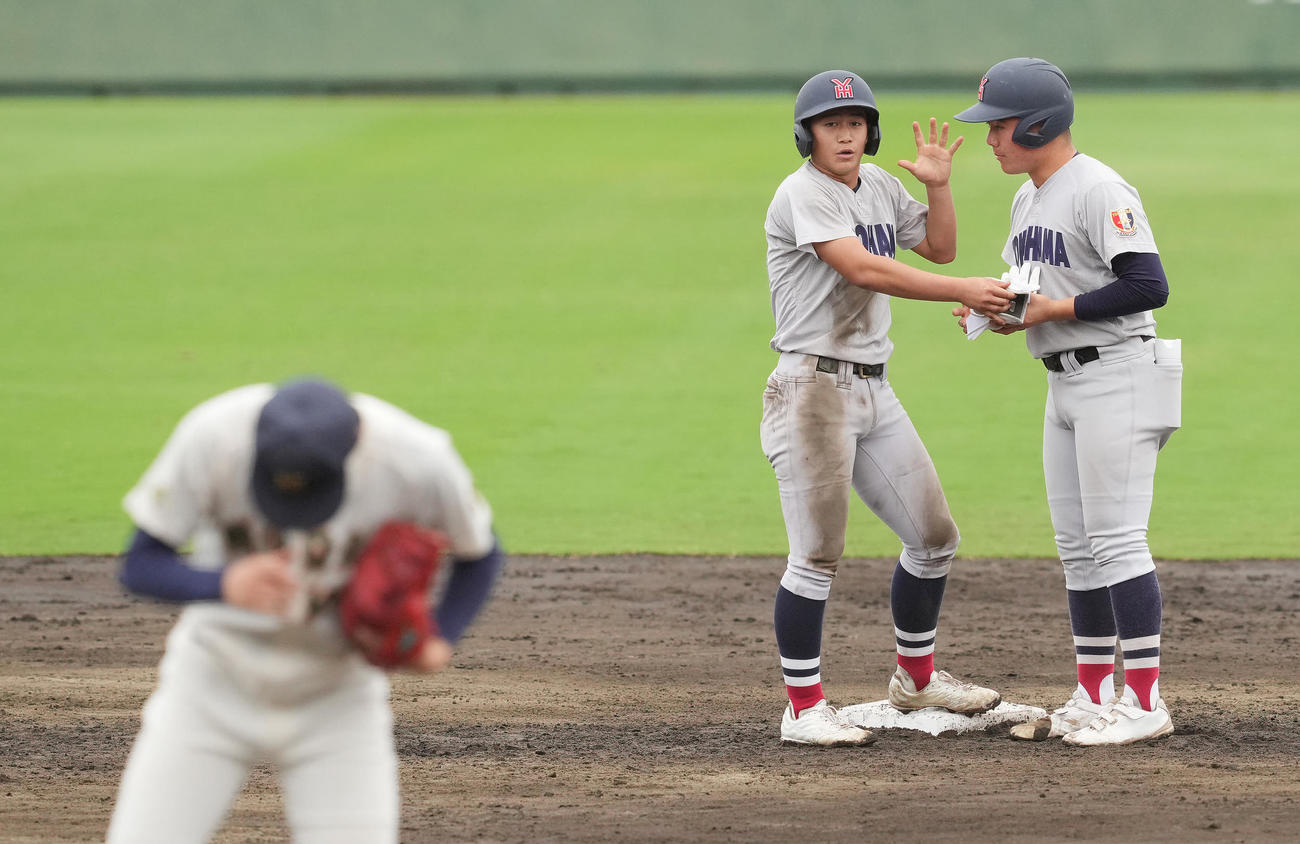 東農大二対横浜　6回裏横浜2死一、二塁、山田（手前）から適時二塁打を放ち笑顔を見せる奥村凌（中央）（撮影・垰建太）