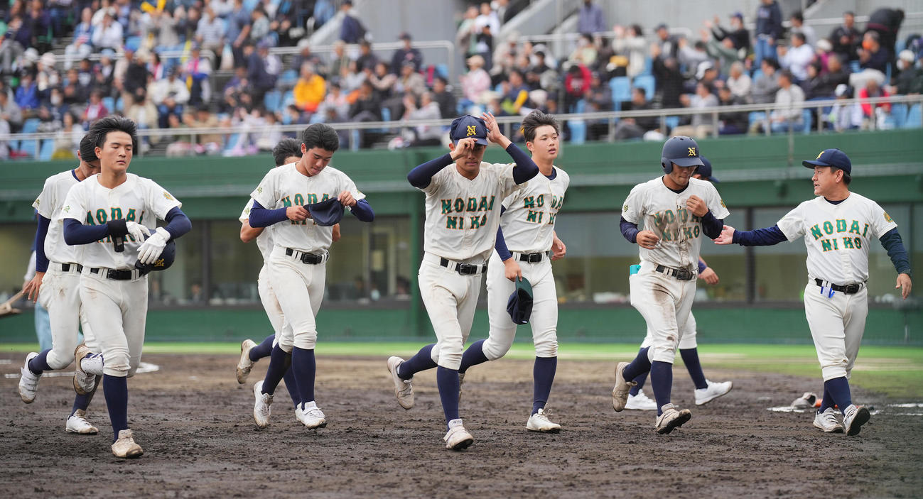 東農大二対横浜　横浜に敗れさえない表情の山田（右から3人目）ら東農大二の選手たち（撮影・垰建太）