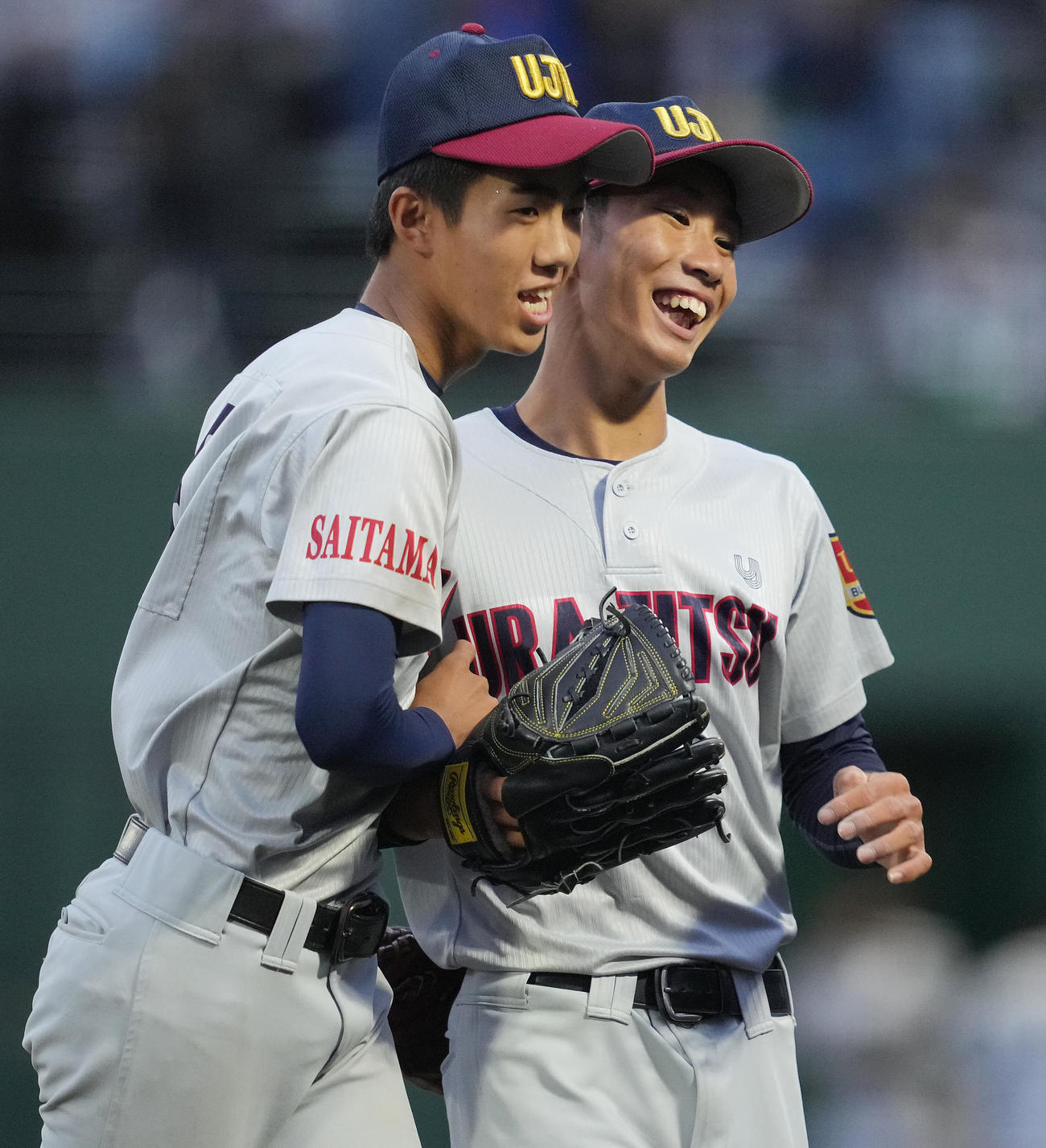 浦和実対つくば秀英　3回裏つくば秀英の攻撃を無失点に抑えチームメートと笑顔を見せる浦和実・石戸（右）（撮影・垰建太）