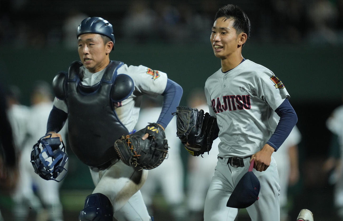 浦和実対つくば秀英　完封勝利を挙げ笑顔を見せる浦和実先発の石戸（右）と野本のバッテリー（撮影・垰建太）