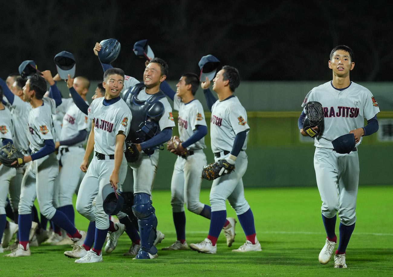 浦和実対つくば秀英　つくば秀英に勝ちスタンドと盛り上がるナインを横目に足早に引き揚げる完封勝利の浦和実先発の石戸（右）（撮影・垰建太）