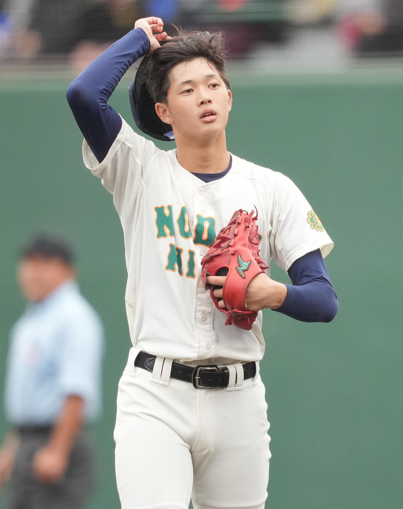 東農大二対横浜　1回裏横浜1死、汗をぬぐう東農大二・山田（撮影・垰建太）