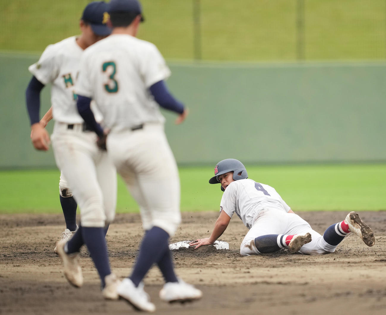 東農大二対横浜　4回裏横浜2死一塁、相手失策の隙に進塁する奥村凌（撮影・垰建太）
