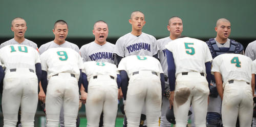 東農大二対横浜　東農大二（手前）に勝利しあいさつする織田（右から3人目）ら横浜の選手たち（撮影・垰建太）