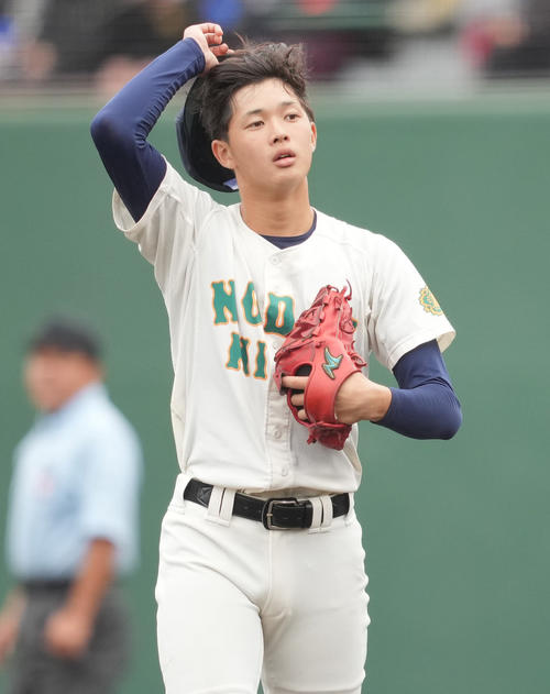 東農大二対横浜　1回裏横浜1死、汗をぬぐう東農大二・山田（撮影・垰建太）