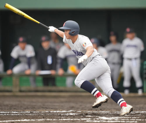 東農大二対横浜　2回裏横浜1死、中前打を放つ奥村凌（撮影・垰建太）