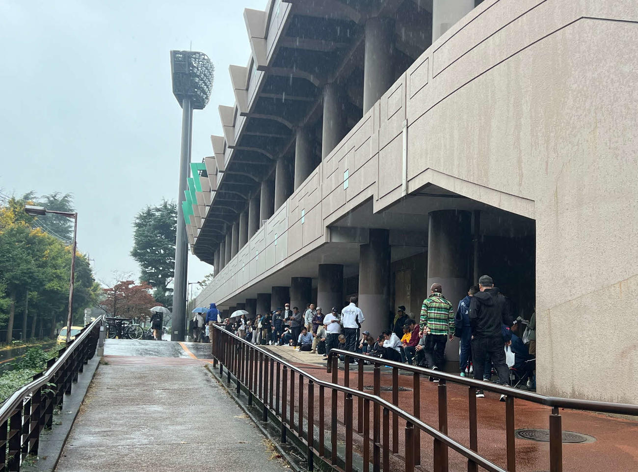 雨の平日朝8時から約500人が列をつくる高校野球関東大会（撮影・金子真仁）