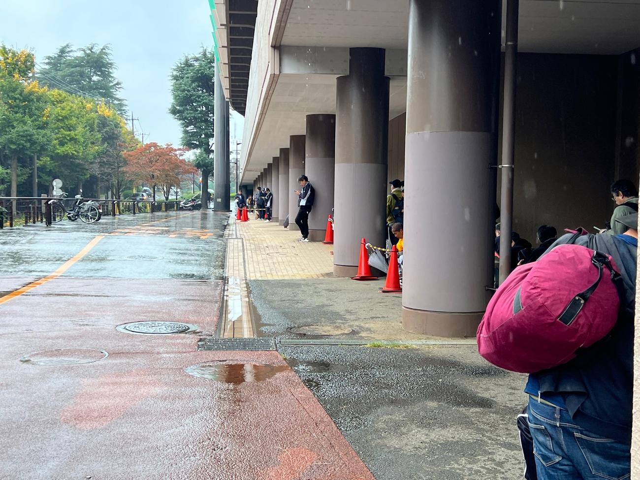 雨の朝7時半から約300人がチケット販売を待つ高校野球関東大会（撮影・金子真仁）