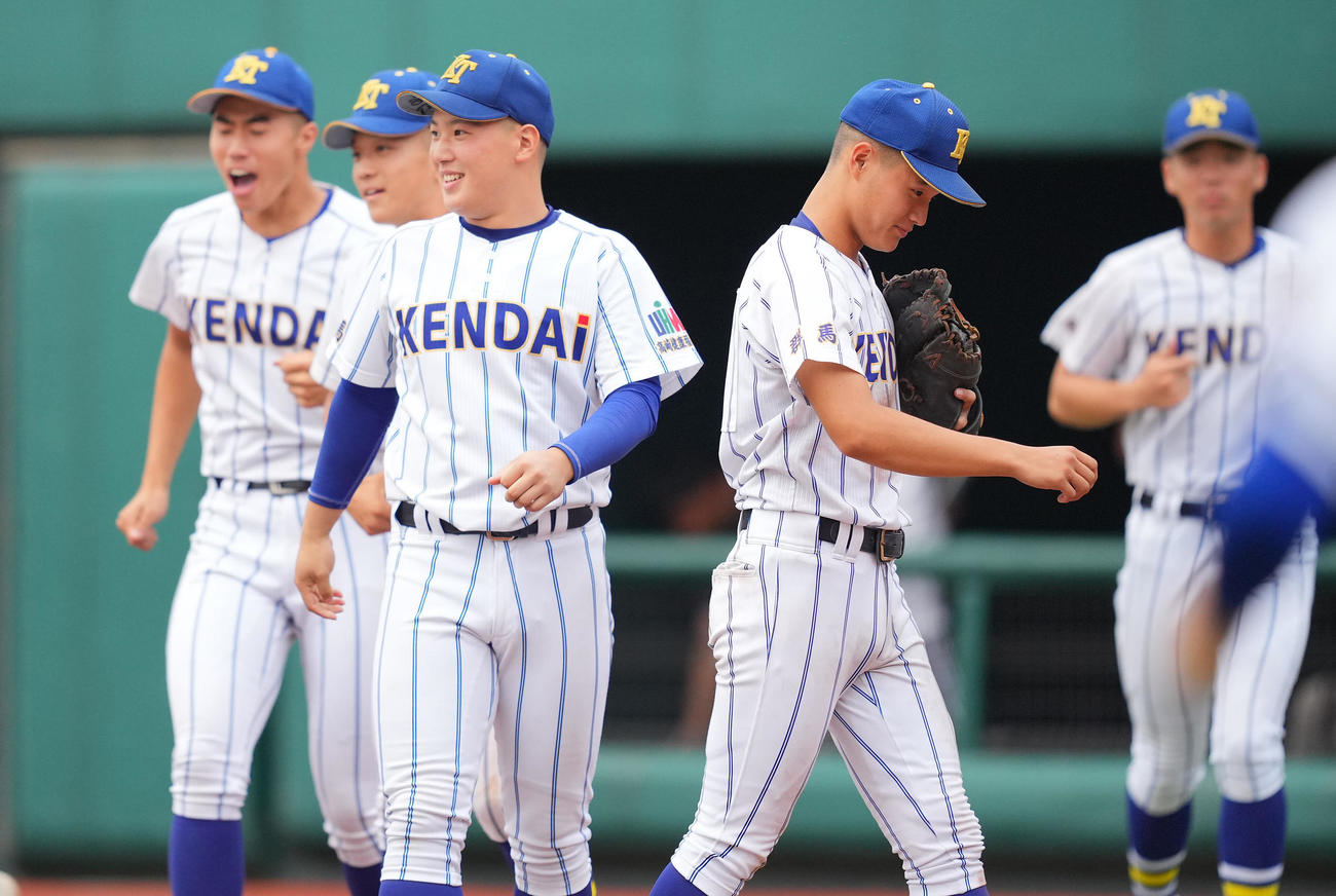コールド勝ちし笑顔を見せながら整列に向かう健大高崎の選手たち（撮影・垰建太）
