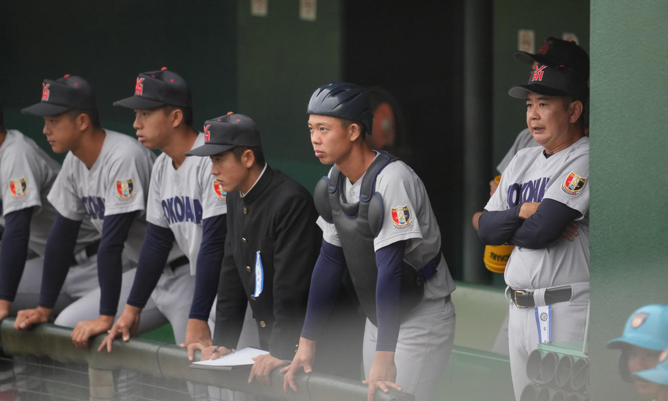 東農大二対横浜　戦況を見つめる横浜・村田監督（右）（撮影・垰建太）