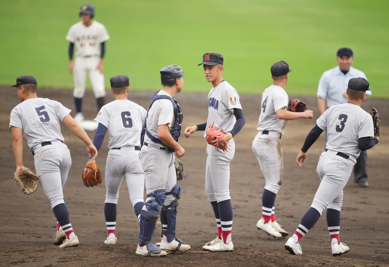 東農大二対横浜　6回表東農大二2死一、二塁、マウンドでナインと話す織田（撮影・垰建太）