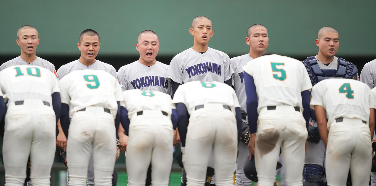 東農大二対横浜　東農大二（手前）に勝利しあいさつする織田（右から3人目）ら横浜の選手たち（撮影・垰建太）