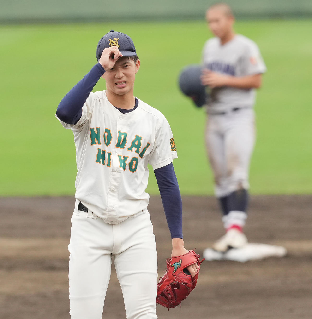 東農大二対横浜　6回裏横浜2死一、二塁、奥村凌（後方）に適時二塁打を許し悔しげな山田（撮影・垰建太）