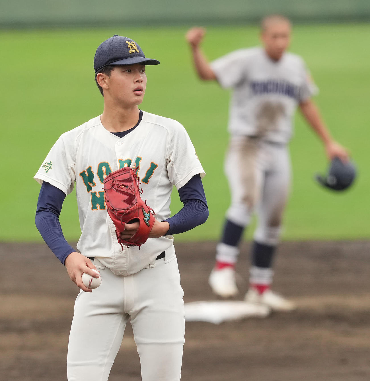 東農大二対横浜　6回裏横浜2死一、二塁、奥村凌（後方）に適時二塁打を許し悔しげな山田（撮影・垰建太）