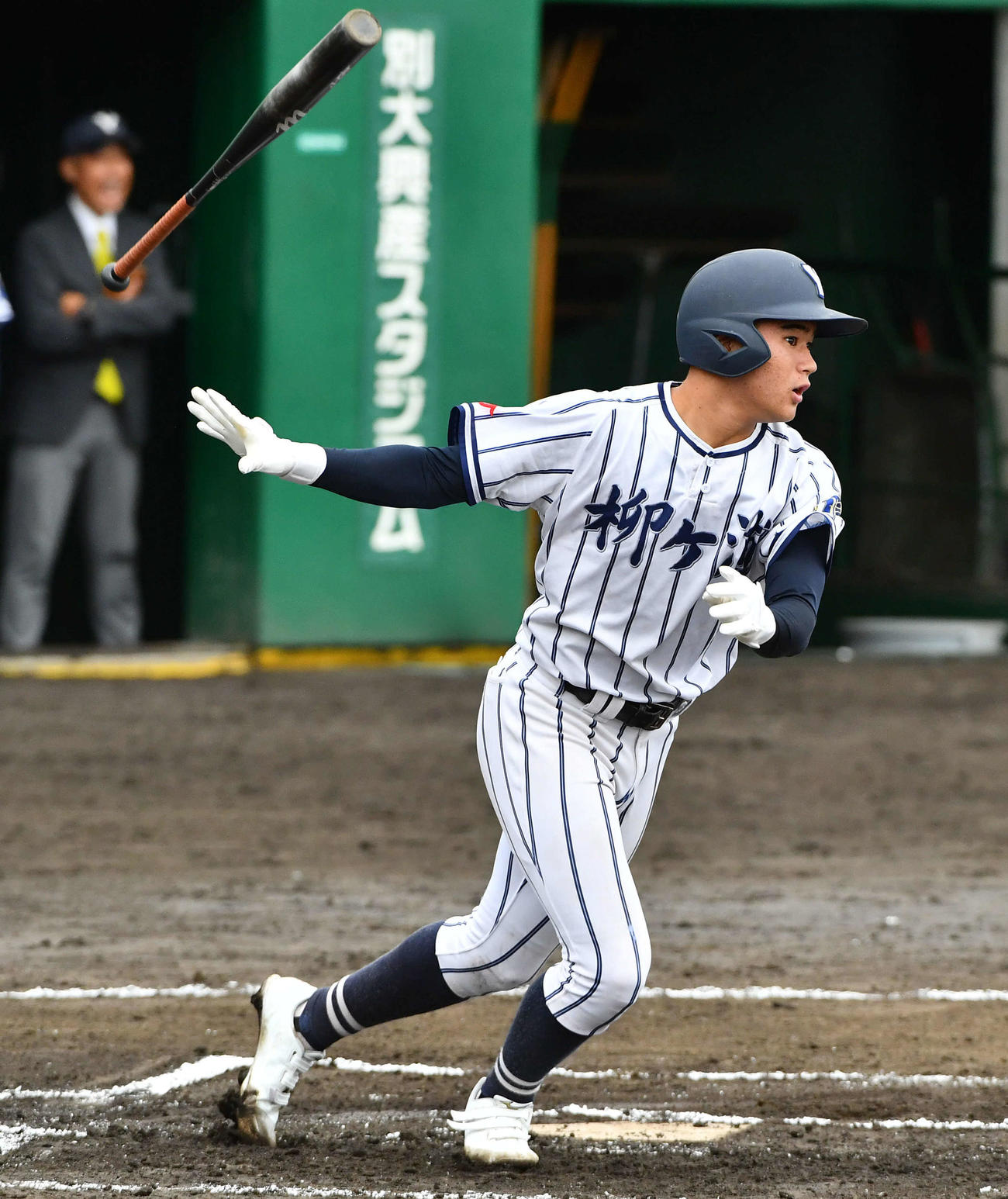 柳ケ浦対育徳館　1回表柳ケ浦2死一塁、宮城は右前打を放つ（撮影・岩下翔太）