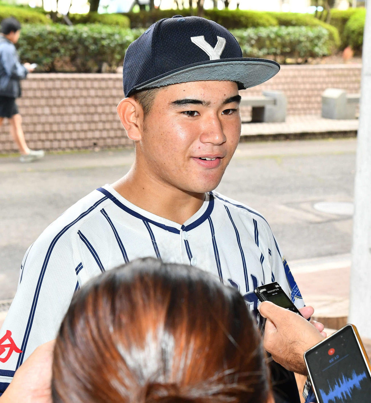 柳ケ浦対育徳館　育徳館に勝利し、試合後に囲み取材を受ける柳ケ浦の宮城（撮影・岩下翔太）