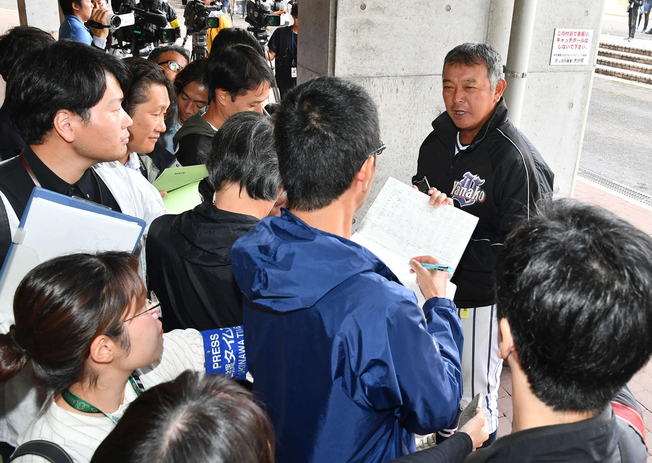 柳ケ浦対育徳館　育徳館に勝利し、試合後に囲み取材を受ける柳ケ浦の鈴木監督（撮影・岩下翔太）