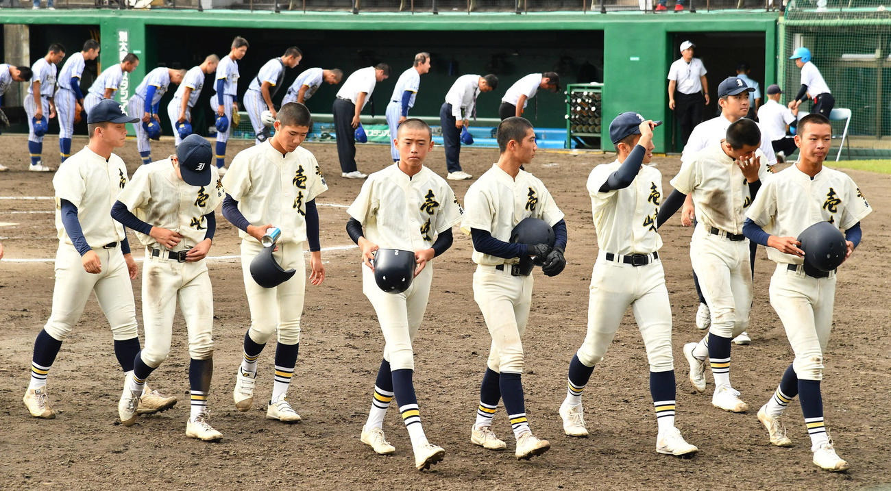 壱岐対エナジックスポーツ　エナジックスポーツに敗れ、肩を落とす壱岐ナイン（撮影・岩下翔太）