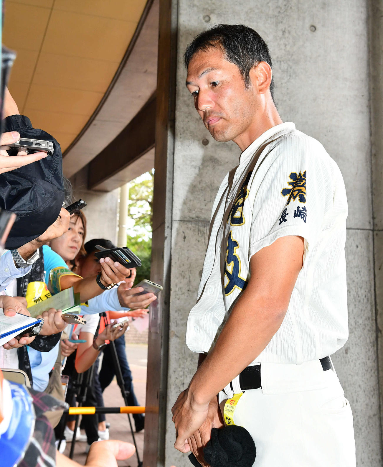 壱岐対エナジックスポーツ　エナジックスポーツに敗れ、試合後に囲み取材を受ける壱岐の坂本監督（撮影・岩下翔太）