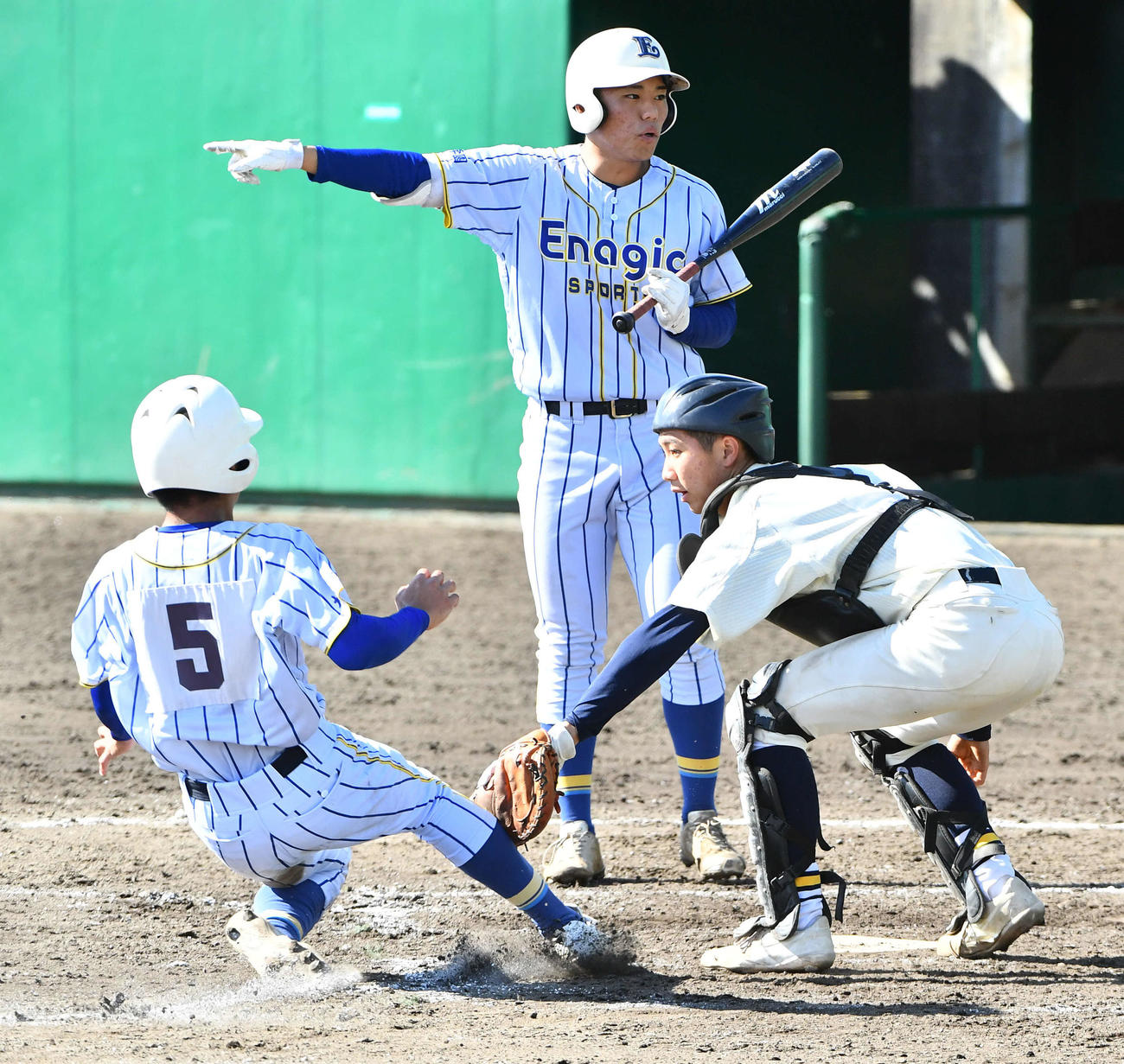 壱岐対エナジックスポーツ　4回裏エナジックスポーツ2死三塁、久高（奥）の打席のとき、三塁走者の平良（左）が本盗を試み、足が先に入ってセーフの判定となった（撮影・岩下翔太）
